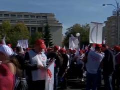 Sindicaliştii din sănătate, din nou în stradă. Printre miile de protestatari sunt şi cei veniţi din ţară: 'S-au făcut promisiuni ca-n Făt-frumos şi au picat'