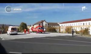 Copil în stare critică la spital, după ce a căzut secerat de un cablu electric de pe un pod peste Cerna