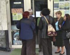 Victimele celei mai mari ţepe din turismul românesc s-au strâns în faţa agenţiei care i-a păgubit. Vor banii înapoi sau vacanţele (VIDEO)