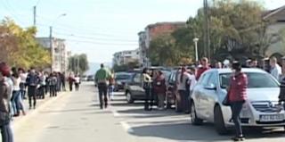 Mii de oameni din Rovinari au stat la coadă ca să se angajeze la noua fabrică de volane din oraş