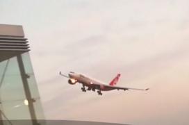 Manevră spectaculoasă în zbor! Pilotul unei aeronave AirBerlin şi-a marcat ultimul zbor cu o piruetă!