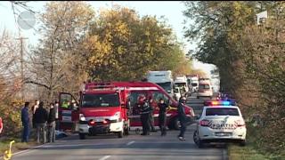 Accident teribil la ieşirea din Arad. Maşină strivită de un stâlp de curent. Două persoane au murit