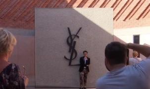 Celebrele creaţii semnate Yves Saint Laurent pot fi admirate acum într-un muzeu ce-i poartă numele designerului