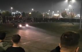 Senzaţii tari pe patru roţi. O parcare din nordul Capitalei s-a transformat într-o pistă pentru amatorii de drifturi