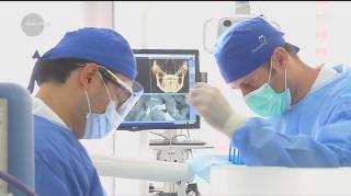 O mamă care suferă de o boală rară a primit şansa de a avea o viaţă normală