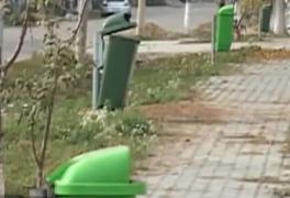 Un primar din judeţul Arad şi-a îngropat comuna în datorii şi a cumpărat coşuri de gunoi stradale mai multe decât numărul caselor