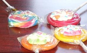 Acadelele, iubite de copii, sunt dulciuri colorate şi nesănătoase