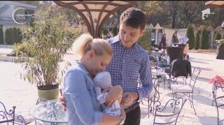 Întâlnire emoţionantă între primul medic din România care face intervenţii chirurgicale intrauterine şi copiii salvaţi de el