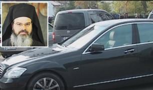 Noul Episcop de Huși a venit la înscăunarea sa cu limuzina. Ce spun credincioșii