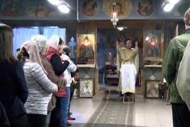 REPORTAJ în biserica unde Liturghia se oficiază într-o LINIŞTE deplină! Slujba e ţinută în limbajul semnelor