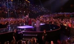 Moment stânjenitor pentru o prezentatoare. A căzut de pe podium după ce a anunţat câştigătorii unei competiţii