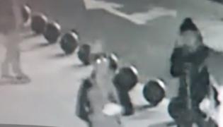 Un francez a fost tâlhărit de patru adolescenţi în Centrul Vechi din Bucureşti. Totul a fost filmat