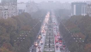 Şoferii din Capitală ar putea plăti o nouă taxă. Guvernul nu renunţă nici la ideea unei taxe de mediu