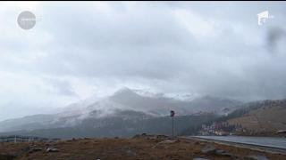 Iarnă s-a instalat la munte! Zăpadă depăşeşte deja câţiva centimetri, iar mai multe drumuri au fost închise