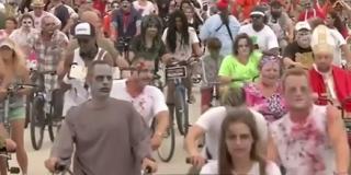 Imagini înfricoşătoare în SUA. Sute de zombi s-au plimbat pe biciclete pe străzile din Florida (VIDEO)