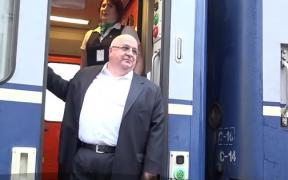 Ministrul Transporturilor i-a demis pe şefii Căilor Ferate Române, după o călătorie la cuşetă cu 50 de minute întârziere