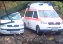 În Braşov, două ambulanţe au fost DISTRUSE de un copac, DOBORÂT la pământ de vântul puternic!