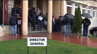 Zeci de mineri din Valea Jiului fac GREVA FOAMEI în faţa sediului Complexului Energetic Oltenia