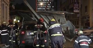 Vijeliile mătură România. Acoperișul unui bloc din centrul Capitalei a fost aruncat peste mai multe maşini (VIDEO)