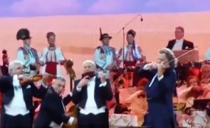 Peste 100.000 de euro. Atât trebuie să plătească Andre Rieu după ce, la concertele sale au cântat copii români până la miezul nopţii