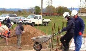 Elevii unei prestigioase şcoli din Elveţia iau lecţii de voluntariat în România. Adolescenţii ridică o casă în Bihor