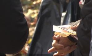 Pelerinajul la moaştele Sfântului Dimitrie cel Nou, printre cerşetori şi afacerişti care cer bani în numele Domnului