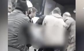 Femeie lovită de o maşină, dusă la spital cu duba de marfă. Martorii accidentului au sunat la 112, dar nu s-a găsit ambulanţă! (VIDEO)