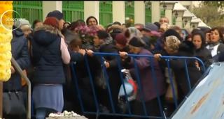 Coadă uriaşă la moaştele Sfântului Dumitru, în Capitală. Mii de oameni au venit în pelerinaj