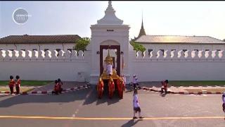 Procesiune impresionantă în Thailanda! Cu lacrimi în ochi, thailandezii şi-au luat rămas bun de la Regele Bhumibol, considerat părintele naţiunii