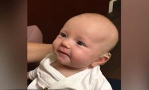Un bebeluş emoţionează o lume întreagă. Reacţia pruncului când îşi aude prima dată mama! (VIDEO)