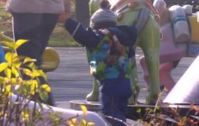 Bucureştenii care-şi cresc singuri copiii ar putea primi un ajutor de până la 1.200 de lei pe lună