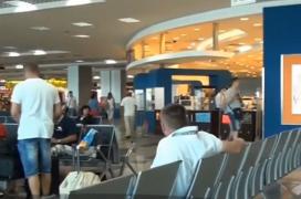 Aproximativ 180 de turişti români au rămas blocaţi ore în şir pe aeroportul Hurghada din Egipt