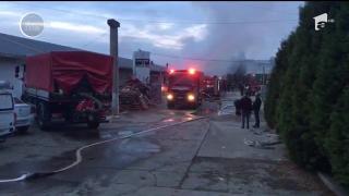 Au fost momente de panică în Iaşi! Un depozit de aparate electrocasnice a fost mistuit de flăcări!