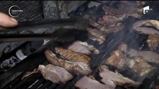 Sibienii ştiu reţeta care combate frigul: sarmale şi grătare. Sâmbătă, pe o ploaie rece, au încins ceaunele!