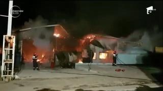 Traficul pe DN1, complet bulversat de incendiul care a devastat un service auto