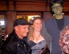 Halloweenul trece prin stomac. La Castelul Bran, turiştii au fost întâmpinaţi cu tochitura lui Dracula şi sărmăluţele lui Frankenstein, într-o petrecere de speriat