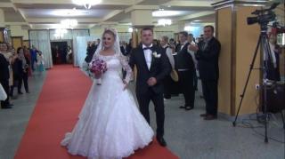 Nunta anului în România? Un primar din Maramureş s-a căsătorit cu o cântăreaţă şi a făcut nunta cu 3000 de invitaţi, în 7 restaurante