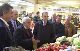 Pentru o pâine, Petre Daea a stat un sfert de oră la coadă!