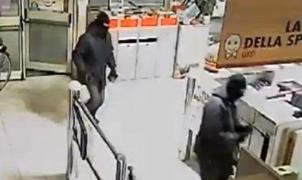 O bandă de hoţi români a terorizat mai multe localităţi din Italia, cu jafuri ca în filme