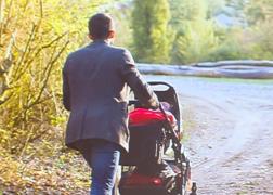 Tatăl care primea cea mai mare indemnizaţie din ţară pentru creşterea copilului este acuzat de evaziune fiscală