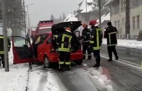 Prima zăpadă serioasă a făcut praf traficul pe mai multe şosele importante din ţară
