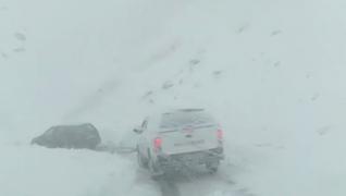 Cod portocaliu cu nămeţi şi vijelii. Iarna din octombrie a închis drumuri naţionale şi a lăsat mii de oameni fără curent