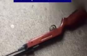 Scandal cu focuri de armă, în Mureş. Un bărbat şi-a ameninţat propria mamă cu puşca de tir sportiv (VIDEO)