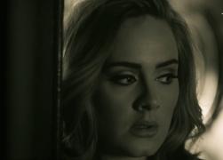 Adele este cea mai bine plătită cântăreaţă din lume