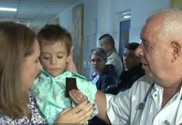 MIRACOL! Un medic din Iaşi salvează viaţa unui copil de 4 ani, subnutrit, hrănindu-l cu ... ciocolată