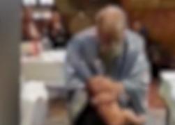 ŞOC la botez. Un preot s-a enervat groaznică că bebeluşul care urma să fie creştinat a început să plângă
