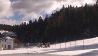 Zăpada aşternută de două zile a deschis pârtia din Azuga. Pe creste, e pericol din cauza viscolului