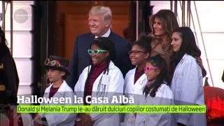 Halloween la Casa Albă! Donald şi Melania Trump au împărţit prăjituri şi bomboane printre dovleci cu chipuri de foşti preşedinţi (VIDEO)
