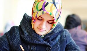 SCANDAL la Universitatea Bucureşti. Un profesor a fost reclamat la CNCD după ce i-a cerut unei studente musulmane să renunţe la vălul islamic