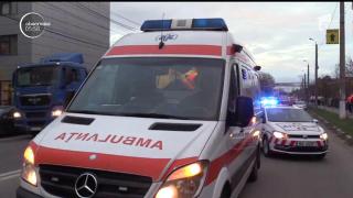 Un băieţel de doar 7 ani luptă pentru viaţă, pe un pat de spital! Micuţul a ajuns sub roţile unei maşini, după ce a traversat în fugă